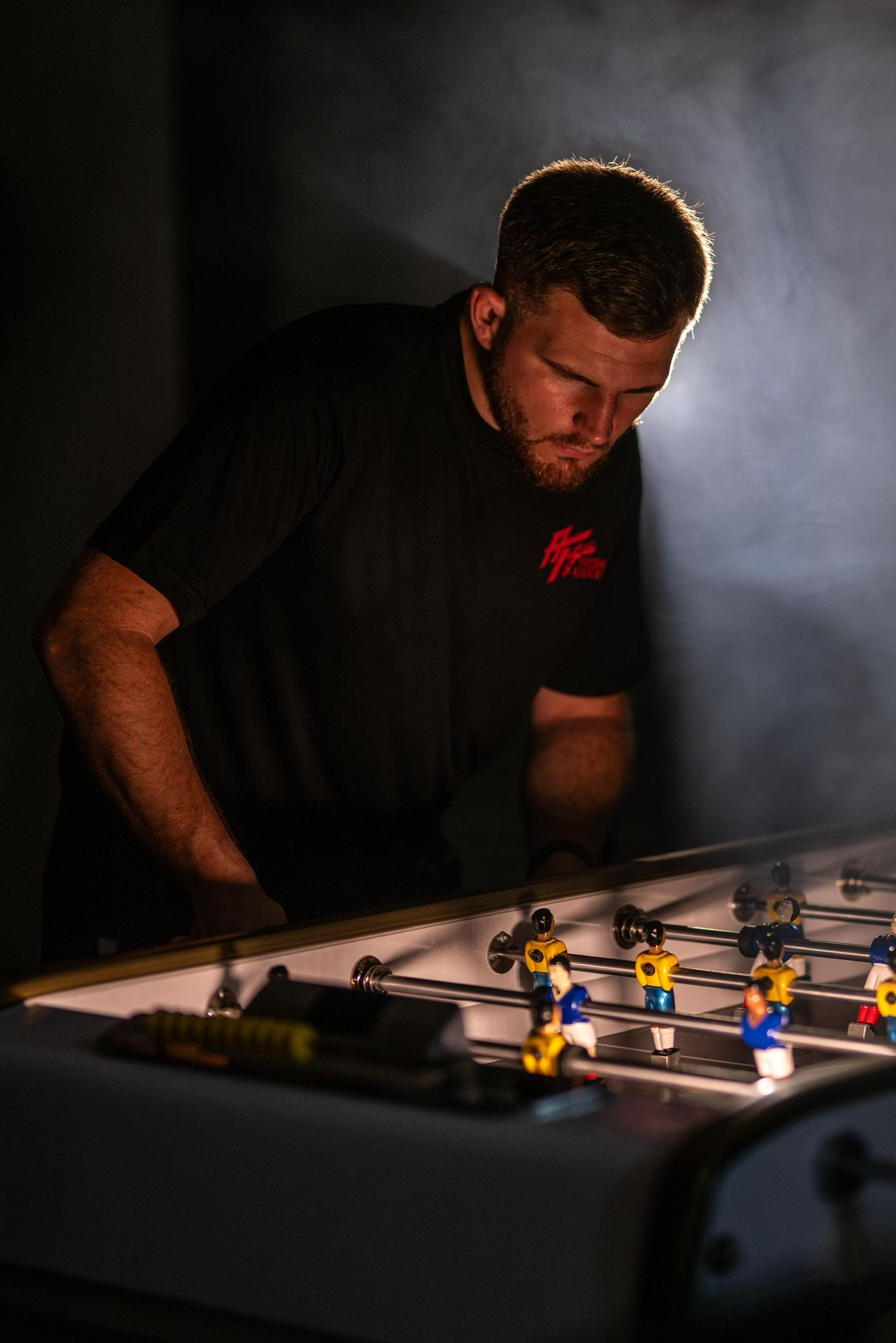 Adam Tourmente concentré autour d'un baby-foot