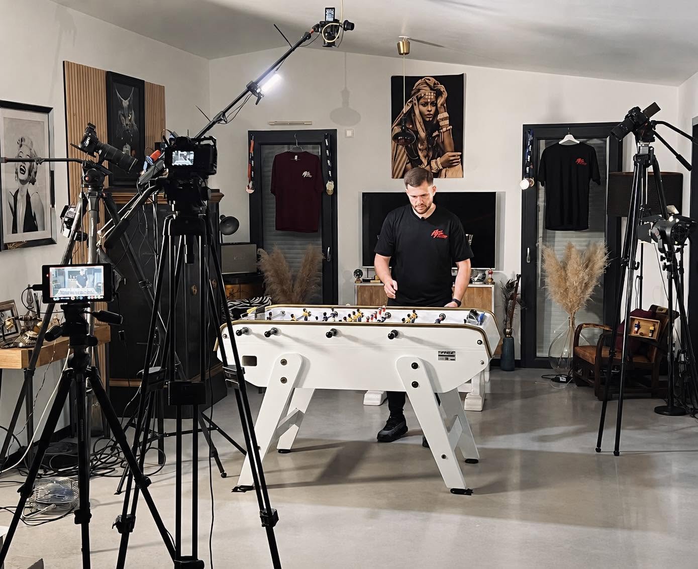 Adam Tourmente pendant le tournage d'un cours de baby-foot